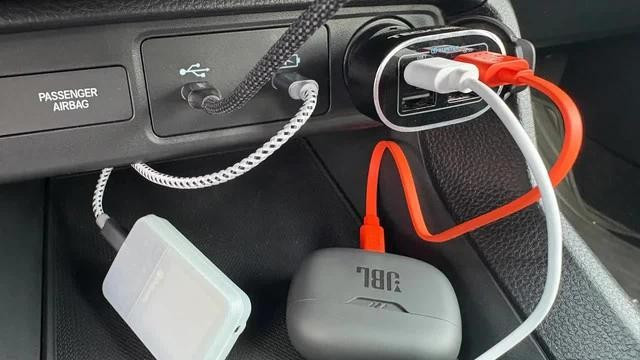 Cổng USB có thể được sử dụng để sạc pin cho nhiều thiết bị điện tử khác Cổng USB có thể được sử dụng để sạc pin cho nhiều thiết bị điện tử khác