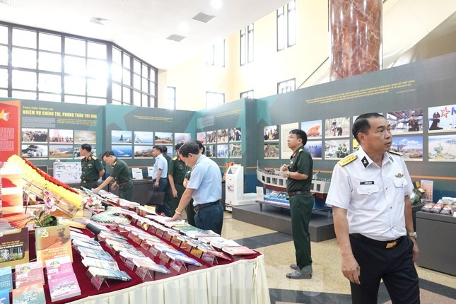 Một số gian trưng bày của các đơn vị Quân đội tại khu vực Hội trường Bộ Quốc phòng, chiều 2/7. Một số gian trưng bày của các đơn vị Quân đội tại khu vực Hội trường Bộ Quốc phòng, chiều 2/7.