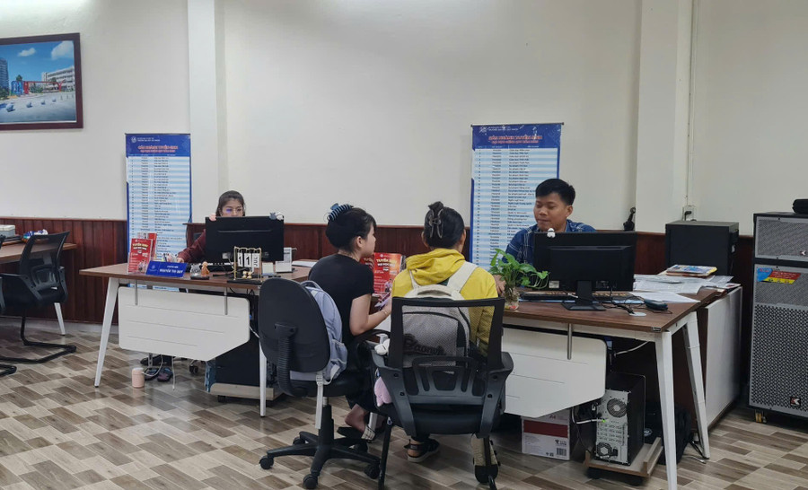 Trường Đại học Quy Nhơn chú trọng công tác tư vấn trực tuyến, bố trí phòng trực hỗ trợ thí sinh và phụ huynh. Ảnh: ĐVCC 2-1-1.jpg