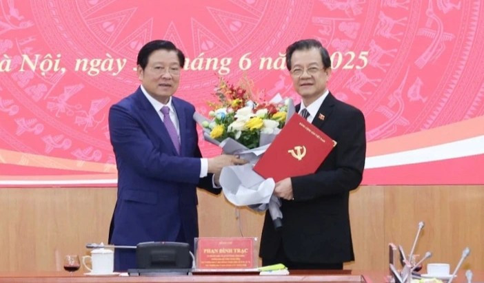 Ông Lê Hồng Quang, Bí thư Tỉnh ủy An Giang (bên phải), được điều động, bổ nhiệm làm Phó trưởng ban Nội chính Trung ương Ông Lê Hồng Quang, Bí thư Tỉnh ủy An Giang (bên phải), được điều động, bổ nhiệm làm Phó trưởng ban Nội chính Trung ương