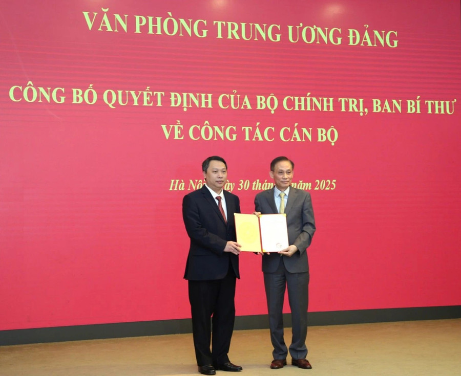 Chủ tịch UBND tỉnh Thái Nguyên Nguyễn Huy Dũng (bên trái) nhận quyết định làm Ủy viên chuyên trách Ban Chỉ đạo Trung ương về phát triển khoa học, công nghệ, đổi mới sáng tạo và chuyển đổi số Chủ tịch UBND tỉnh Thái Nguyên Nguyễn Huy Dũng (bên trái) nhận quyết định làm Ủy viên chuyên trách Ban Chỉ đạo Trung ương về phát triển khoa học, công nghệ, đổi mới sáng tạo và chuyển đổi số
