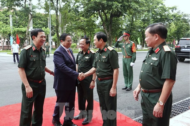 Các tướng lĩnh Quân đội đón Thủ tướng Phạm Minh Chính tới dự Hội nghị. Ảnh: Nguyễn Minh Các tướng lĩnh Quân đội đón Thủ tướng Phạm Minh Chính tới dự Hội nghị. Ảnh: Nguyễn Minh