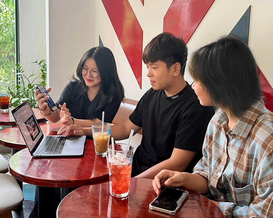 Lê Na (bìa trái) cùng các bạn trò chuyện về đoạn podcast vừa nghe. Ảnh: D.L 1-1.jpg