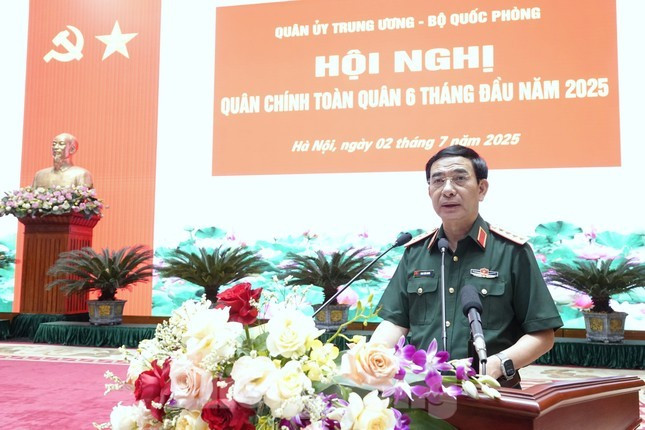 Đại tướng Phan Văn Giang - Ủy viên Bộ Chính trị, Phó Bí thư Quân ủy Trung ương, Bộ trưởng Bộ Quốc phòng, phát biểu khai mạc Hội nghị. Đại tướng Phan Văn Giang - Ủy viên Bộ Chính trị, Phó Bí thư Quân ủy Trung ương, Bộ trưởng Bộ Quốc phòng, phát biểu khai mạc Hội nghị.