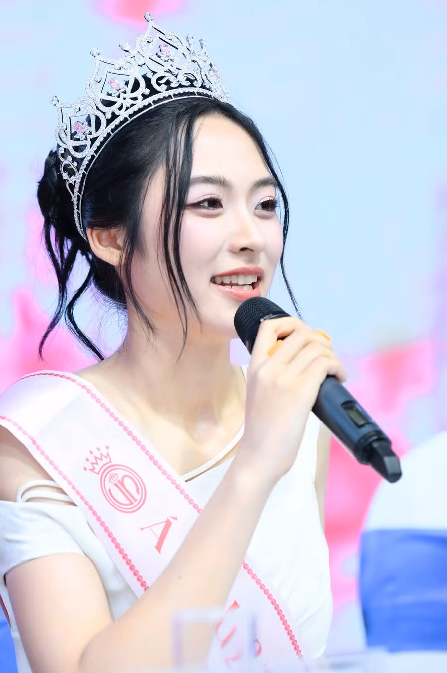 Á hậu 2 Nguyễn Thị Vân Nhi