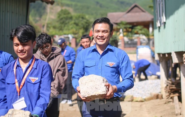 Anh Phạm Hồng Hiệp (bên phải) trong đợt phát động ra quân xóa nhà tạm, nhà dột nát trên địa bàn tỉnh Bình Định cũ. Ảnh: Trương Định Anh Phạm Hồng Hiệp (bên phải) trong đợt phát động ra quân xóa nhà tạm, nhà dột nát trên địa bàn tỉnh Bình Định cũ. Ảnh: Trương Định