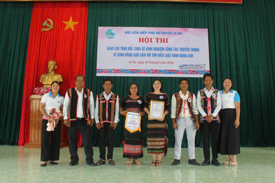 Chị Kpă H’Chuên (thứ 4 từ phải sang) cùng các thành viên “Tổ truyền thông cộng đồng” thôn Mơ Nang 2 (xã Kim Tân) giành giải nhất hội thi trong khuôn khổ Dự án 8 do Hội LHPN huyện Ia Pa tổ chức. Ảnh: V.C chi-kpa-hchuen-thu-4-tu-phai-sang-cung-cac-thanh-vien-to-truyen-thong-cong-dong-thon-mo-nang-2-xuat-sac-gianh-giai-nhat-hoi-thi-trong-khuon-kho-du-an-8-do-hoi-lhpn-huyen-to-chuc-anh-vu-chi.jpg