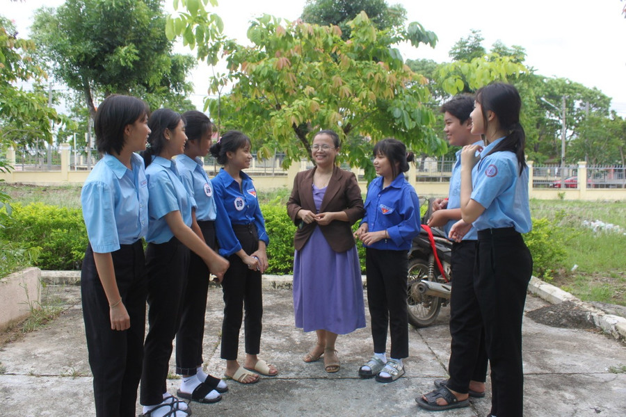 Các thành viên Câu lạc bộ Thủ lĩnh của sự thay đổi Trường THCS Phan Đình Phùng cởi mở chia sẻ về những thuận lợi, khó khăn trong học tập, cuộc sống để cùng nhau vượt qua. Ảnh: Vũ Chi Các thành viên Câu lạc bộ Thủ lĩnh của sự thay đổi Trường THCS Phan Đình Phùng cởi mở chia sẻ về những thuận lợi, khó khăn trong học tập, cuộc sống để cùng nhau vượt qua. Ảnh: Vũ Chi
