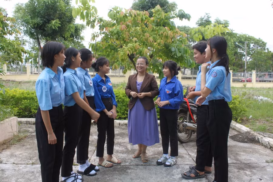 Các thành viên Câu lạc bộ Thủ lĩnh của sự thay đổi Trường THCS Phan Đình Phùng cởi mở chia sẻ về những thuận lợi, khó khăn trong học tập, cuộc sống để cùng nhau vượt qua. Ảnh: Vũ Chi