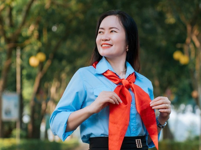 Cô Phạm Thị Kim Tuyến là giáo viên duy nhất ở Hà Tĩnh đạt giải thưởng “Cánh én hồng” năm 2025. Cô giáo 'thắp lửa' phong trào Đội từ ngàn việc nhỏ ảnh 2