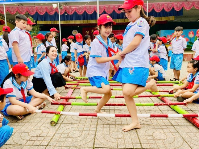 Tại trường học, cô Tuyến đã tổ chức nhiều hoạt động nhằm nâng cao năng lực, kỹ năng cho học sinh. Cô giáo 'thắp lửa' phong trào Đội từ ngàn việc nhỏ ảnh 4