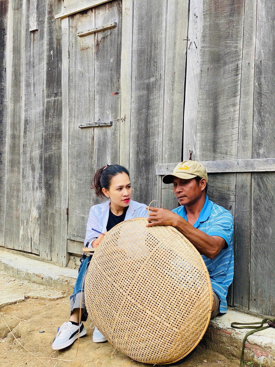 អ្នកស្រី ថាវ បានជជែកគ្នាលេងជាមួយតួអង្គក្នុងដំណើរទេសចរណ៍ដើម្បីសរសេរអត្ថបទមួយនៅភូមិដាកអាសែល ឃុំសឺនឡាង ស្រុកកាបាង។ រូបថត៖ NVCC chi-thao-tro-chuyen-cung-nhan-vat-trong-chuyen-khao-sat-viet-bai-tai-lang-dak-asel-xa-son-lang-huyen-kbang-anh-nvcc-1.jpg