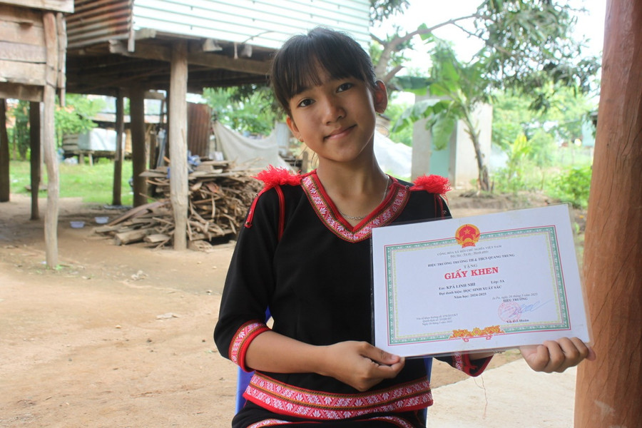 Nhờ sự hỗ trợ từ Dự án 8, em Kpă Linh Nhi (buôn Ia Rniu, xã Ia Broăi) đã vượt lên hoàn cảnh khó khăn, trở thành học sinh xuất sắc được thầy cô, bạn bè yêu mến. Ảnh: Vũ Chi nho-su-ho-tro-tu-du-an-8-em-kpa-linh-nhi-buon-ia-rniu-xa-ia-broai-da-vuot-len-hoan-canh-kho-khan-tro-thanh-hoc-sinh-xuat-sac-duoc-thay-co-ban-be-yeu-men-anh-vu-chi.jpg