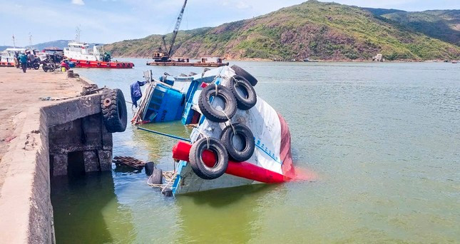 Tàu chở vật liệu xây dựng ra xã đảo Nhơn Châu bị lật nghiêng. Tàu chở vật liệu xây dựng ra xã đảo Nhơn Châu bị lật nghiêng.
