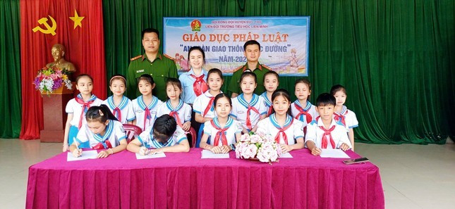 Trong vai trò là giáo viên dạy Âm nhạc, nữ giáo viên đã làm mới hoạt động Đội, đưa truyền thống, đạo đức và kỹ năng sống đến gần hơn với học sinh. Cô giáo 'thắp lửa' phong trào Đội từ ngàn việc nhỏ ảnh 3