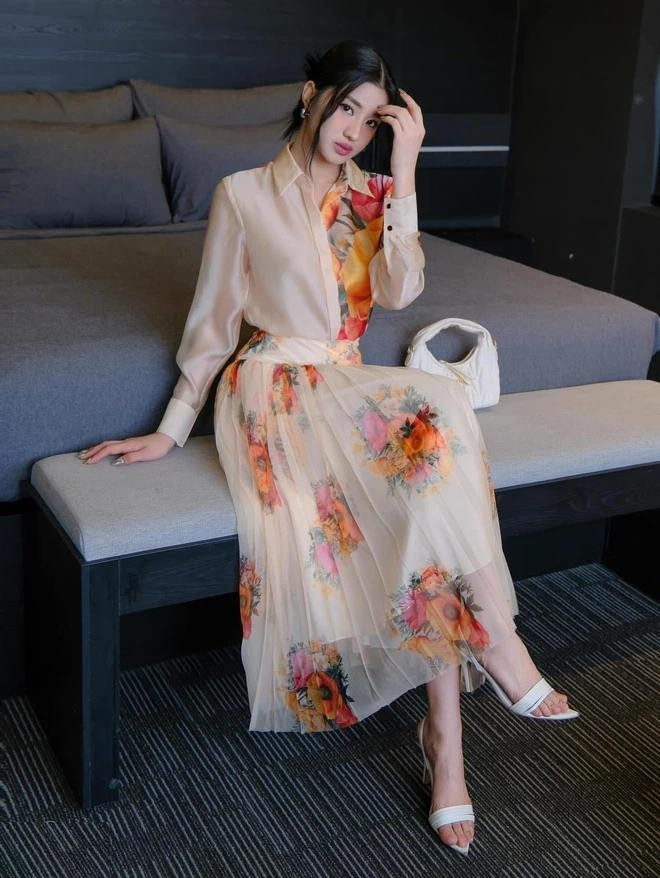 Hai phong cách từ hai bản phối sang chảnh - áo vest và chân váy hoa cùng sắc độ màu nhưng khác biệt ở chi tiết đơn sắc và họa tiết; trong khi đó bản phối sơ mi và chân váy xếp ly in hoa lại có sự tương đồng mang đến sự nổi bật và thu hút