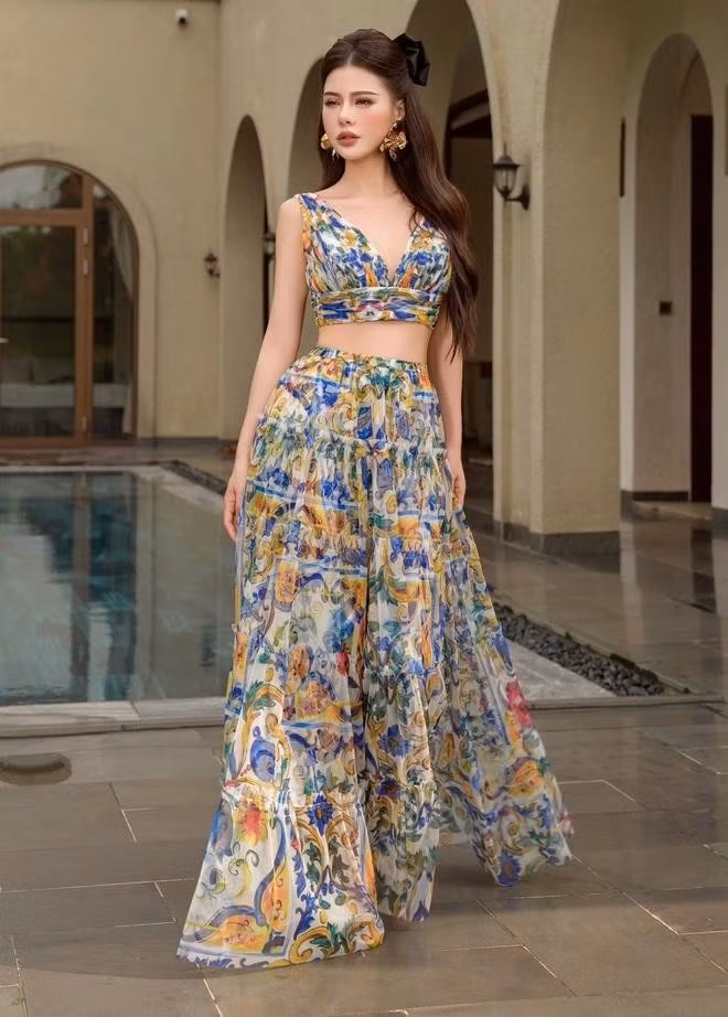 Quý cô chọn phong cách nào cho ngày hạ đầy nắng? Sự thanh lịch, quý phái trang nhã từ áo sơ mi họa tiết ngắn tay và chân váy bút chì hay dáng vẻ cuốn hút, gợi cảm và thoáng mát từ bản phối họa tiết đồng bộ?