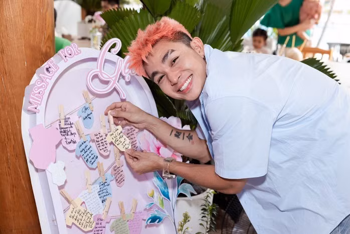 Jun Phạm "quậy tưng" buổi tiệc