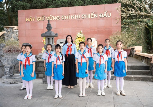Trong vai trò giáo viên tổng phụ trách Đội, cô Kim Tuyến đã tổ chức tốt nhiều hoạt động nhằm nâng cao năng lực, kỹ năng cho học sinh. Cô giáo 'thắp lửa' phong trào Đội từ ngàn việc nhỏ ảnh 1