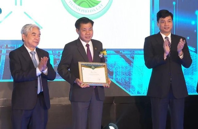 Lãnh đạo Đà Lạt giải lĩnh vực "Thành phố điều hành và quản lý thông minh". Lãnh đạo Đà Lạt giải lĩnh vực "Thành phố điều hành và quản lý thông minh".