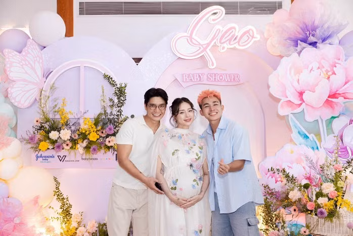 Bày tỏ niềm vui bên cặp đôi sắp chào đón thiên thần nhỏ