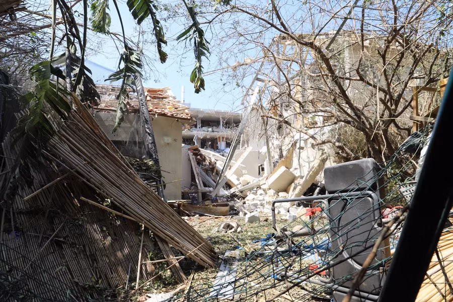 Tên lửa Iran rơi trúng khu phố ở Tel Aviv, phá hủy nhiều nhà dân. Ảnh: Thanh Bình - PV TTXVN tại Israel