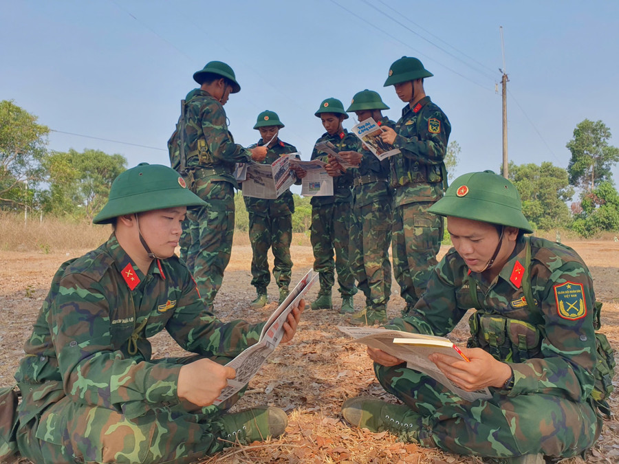 Cán bộ,chiến. sĩ Lữ đoàn 234 đọc báo nâng cao kiến thức pháp luật. Ảnh: ĐVCC can-bochien-si-lu-doan-234-doc-bao-nang-cao-kien-thuc-phap-luat-anh-dvcc.jpg