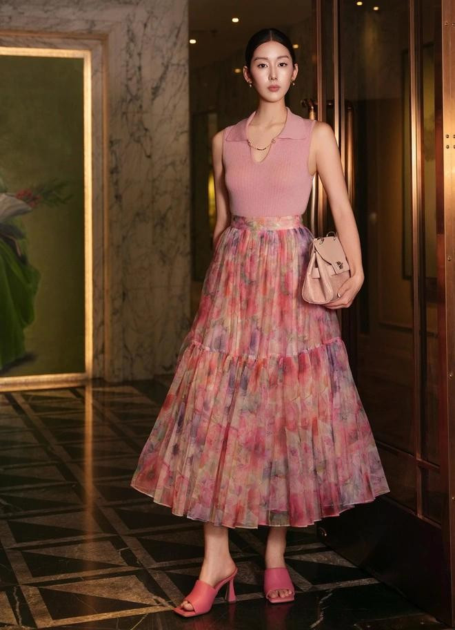 Chân váy xếp ly, chân váy nhún tầng làm mới các bản phối công sở mang họa tiết hoa lá vốn quen thuộc và dễ trở nên đơn điệu. Quý cô hãy mạnh dạn làm mới tủ đồ mùa hè, tận hưởng trải nghiệm mặc đẹp và tỏa sáng qua các thiết kế lấy cảm hứng từ vẻ đẹp của thiên nhiên