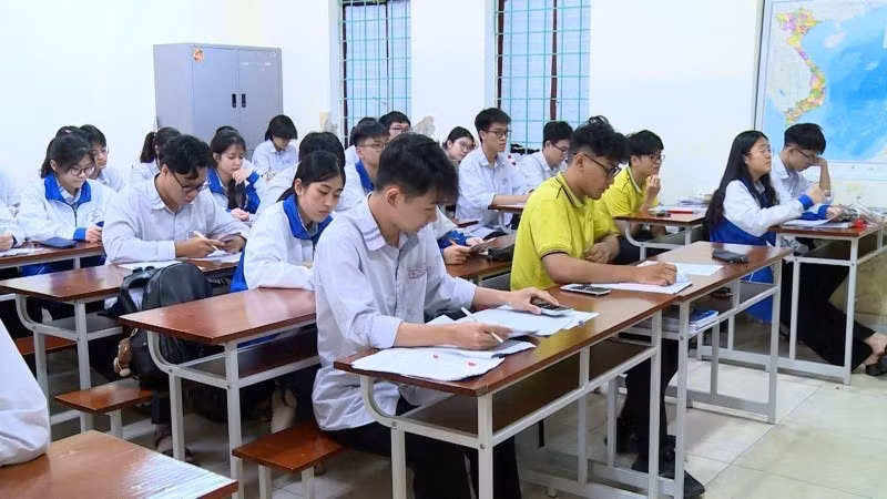 Học sinh lớp 12 miệt mài ôn luyện trong những ngày cuối cùng trước kỳ thi tốt nghiệp trung học phổ thông năm 2025.