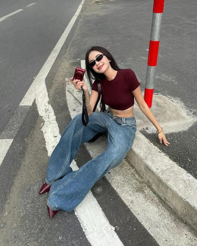Quần jeans ống loe trở lại theo phong cách thời trang thập niên 70, thổi làn gió mát vào mùa hè hiện đại với hiệu ứng cổ điển kết hợp cùng áo crop top Quần jeans ống loe trở lại theo phong cách thời trang thập niên 70, thổi làn gió mát vào mùa hè hiện đại với hiệu ứng cổ điển kết hợp cùng áo crop top