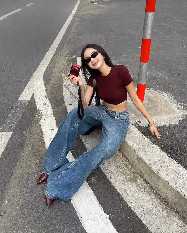 Quần jeans ống loe trở lại theo phong cách thời trang thập niên 70, thổi làn gió mát vào mùa hè hiện đại với hiệu ứng cổ điển kết hợp cùng áo crop top