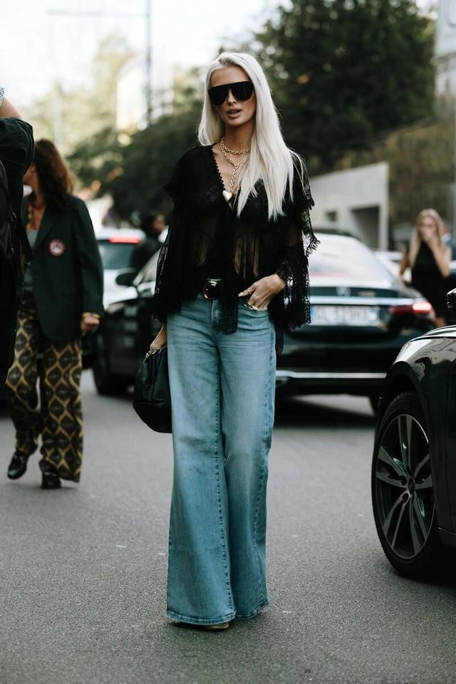 Quần jeans ống loe kết hợp với áo cánh boho chic gợi nhớ đến thập niên 70 Quần jeans ống loe kết hợp với áo cánh boho chic gợi nhớ đến thập niên 70