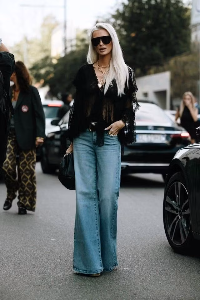 Quần jeans ống loe kết hợp với áo cánh boho chic gợi nhớ đến thập niên 70