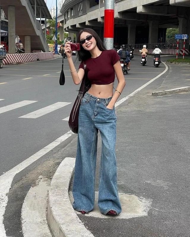 Quần jeans ống loe năm nay được các tín đồ thời trang coi như biểu tượng mới của sự tự do và phóng khoáng Quần jeans ống loe năm nay được các tín đồ thời trang coi như biểu tượng mới của sự tự do và phóng khoáng
