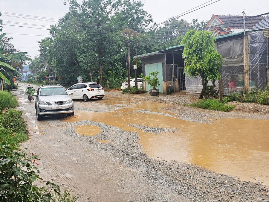 Tuyến tỉnh lộ 629 ở huyện Hoài Ân (tỉnh Bình Định) bị hư hỏng nặng do xe tải chở vật liệu thi công đường cao tốc lưu thông quá tải Tuyến tỉnh lộ 629 ở huyện Hoài Ân (tỉnh Bình Định) bị hư hỏng nặng do xe tải chở vật liệu thi công đường cao tốc lưu thông quá tải