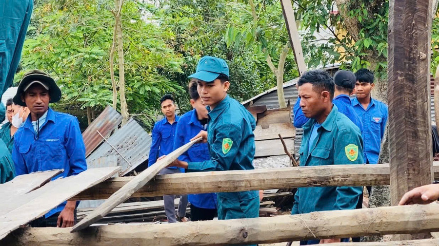 Lực lượng dân quân và thanh niên xã Ia Rmok tham gia ngày công giúp người dân tháo dỡ nhà, bàn giao mặt bằng xây dựng. Ảnh: T.V luc-luong-dan-quan-va-thanh-nien-xa-ia-rmok-tham-gia-ngay-cong-giup-nguoi-dan-thao-do-nha-ban-giao-mat-bang-xay-dung-anh-tv.jpg