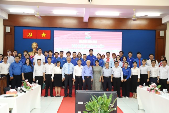 Đại biểu, cán bộ, đoàn viên thanh niên chụp ảnh lưu niệm kết thúc tọa đàm. Ảnh: Ngô Tùng Đại biểu, cán bộ, đoàn viên thanh niên chụp ảnh lưu niệm kết thúc tọa đàm. Ảnh: Ngô Tùng