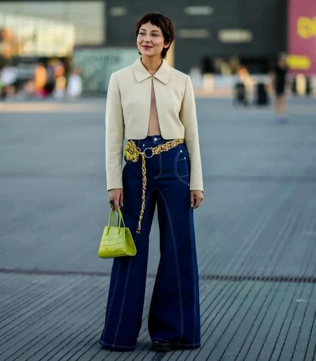 Quần jeans ống loe màu xanh đậm và áo khoác hở cúc, vẻ đẹp cổ điển được tái hiện qua lăng kính hiện đại và táo bạo hơn Quần jeans ống loe màu xanh đậm và áo khoác hở cúc, vẻ đẹp cổ điển được tái hiện qua lăng kính hiện đại và táo bạo hơn