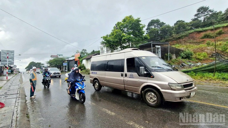 Đơn vị thi công bố trí người tại hai đầu cống ngang để điều tiết, phân luồng giao thông. Đơn vị thi công bố trí người tại hai đầu cống ngang để điều tiết, phân luồng giao thông.