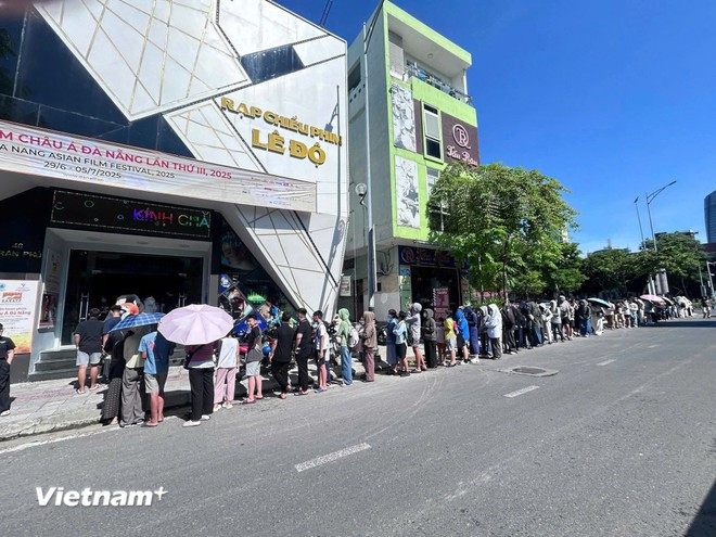 Hàng trăm người xếp hàng nhận vé xem phim miễn phí của Liên hoan phim tại Đà Nẵng. (Ảnh: Lê Lâm/Vietnam+) Hàng trăm người xếp hàng nhận vé xem phim miễn phí của Liên hoan phim tại Đà Nẵng. (Ảnh: Lê Lâm/Vietnam+)