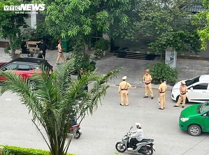 Ngoài ra, lực lượng Công an cũng có mặt tại ngôi nhà nằm trên đường Âu Cơ (TP Thanh Hoá). Ngoài ra, lực lượng Công an cũng có mặt tại ngôi nhà nằm trên đường Âu Cơ (TP Thanh Hoá).