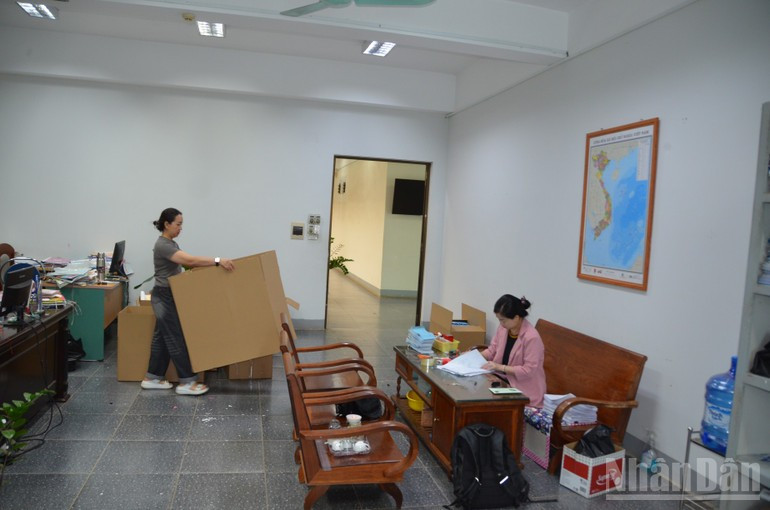 Tại tòa nhà Liên cơ, sáng nay cán bộ, công nhân viên đang tranh thủ thời gian, hoàn tất thủ tục đóng dấu lưu trữ tài liệu.