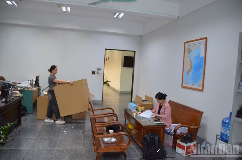 Tại tòa nhà Liên cơ, sáng nay cán bộ, công nhân viên đang tranh thủ thời gian, hoàn tất thủ tục đóng dấu lưu trữ tài liệu.