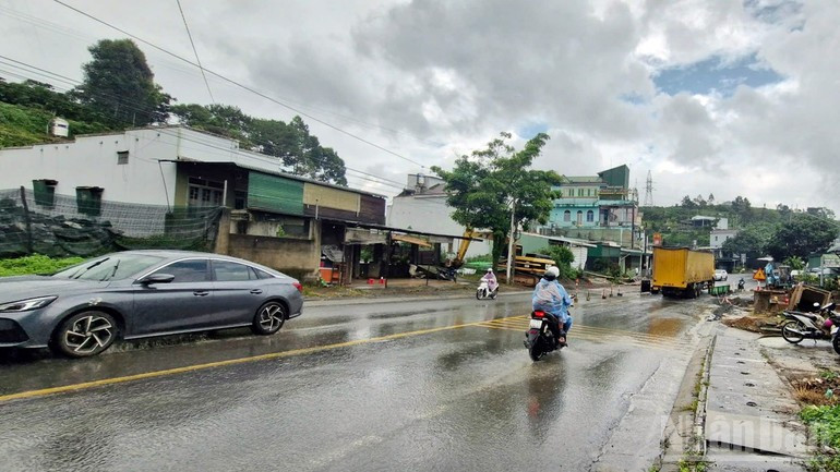 Đến khoảng 15 giờ cùng ngày, giao thông qua lại trên đèo Bảo Lộc và đoạn qua cống ngang Quốc lộ 20 cơ bản thông suốt. Đến khoảng 15 giờ cùng ngày, giao thông qua lại trên đèo Bảo Lộc và đoạn qua cống ngang Quốc lộ 20 cơ bản thông suốt.