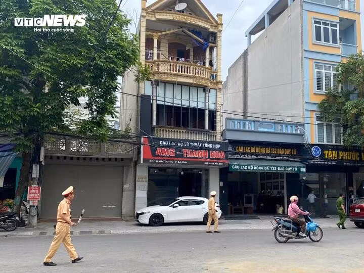 Sáng nay 29/6, nhiều cảnh sát, công an thuộc nhiều lực lượng của Công an tỉnh Thanh Hóa phối hợp lực lượng của Bộ Công an thực hiện lệnh phong tỏa, khám xét nơi ở của Nguyễn Văn Vi (tức Vi "Ngộ" - trùm giang hồ cộm cán, khét tiếng xứ Thanh) tại số nhà từ 130 - 136 đường Đào Duy Từ (Phường Ba Đình, TP Thanh Hoá).