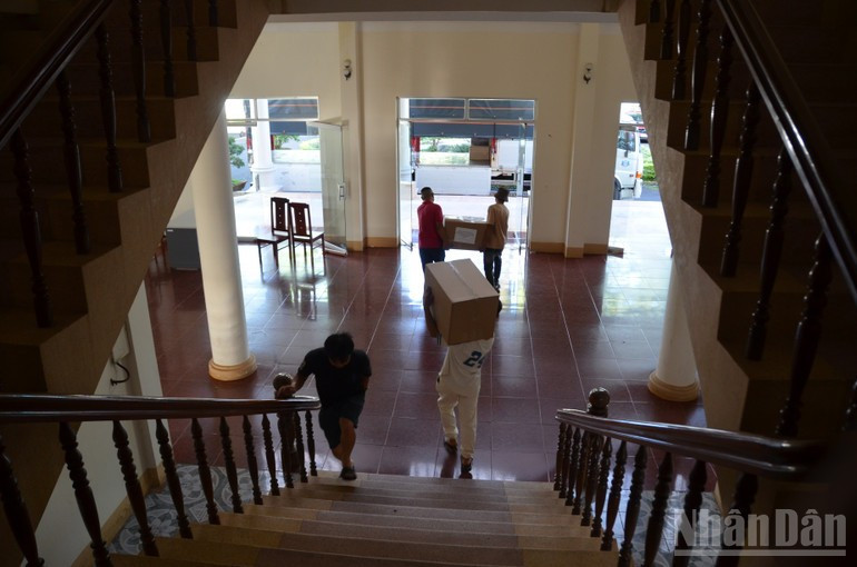 Sau khi hoàn tất vận chuyển thiết bị, tỉnh sẽ hỗ trợ vận chuyển xe máy, vật dụng thiết yếu cá nhân.