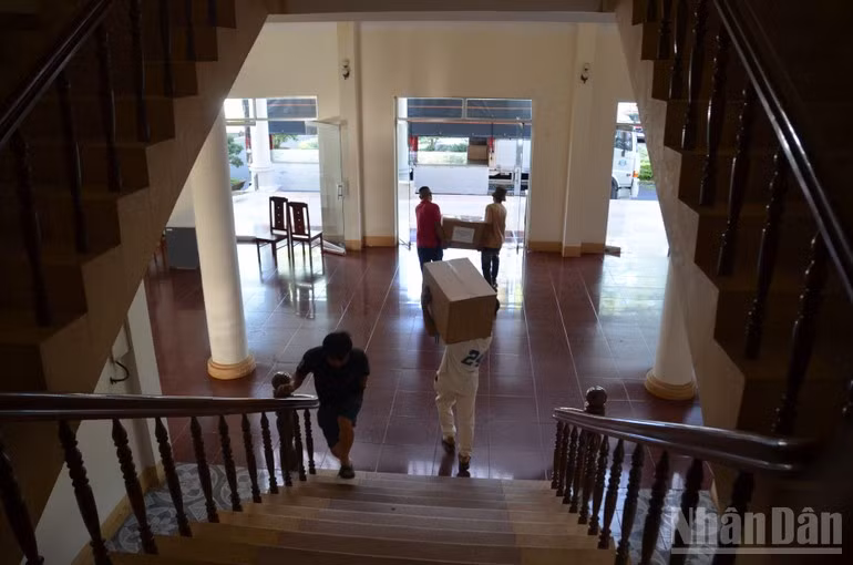 Sau khi hoàn tất vận chuyển thiết bị, tỉnh sẽ hỗ trợ vận chuyển xe máy, vật dụng thiết yếu cá nhân.