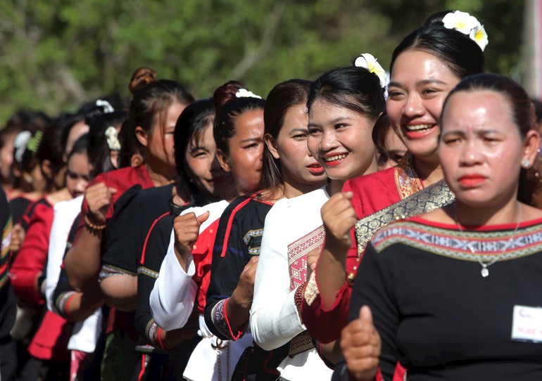 Buôn Đôn mang đậm bản sắc văn hóa của các dân tộc Lào, Ê Đê, Mơ Nông. Buôn Đôn mang đậm bản sắc văn hóa của các dân tộc Lào, Ê Đê, Mơ Nông.