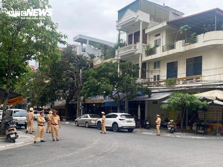 Lực lượng CSGT được huy động đến khu vực đường Đào Duy Từ (TP Thanh Hoá) hỗ trợ đảm bảo an toàn giao thông, an ninh trật tự trong thời gian thực hiện khám xét nơi ở của ông trùm Vi "ngộ". Lực lượng CSGT được huy động đến khu vực đường Đào Duy Từ (TP Thanh Hoá) hỗ trợ đảm bảo an toàn giao thông, an ninh trật tự trong thời gian thực hiện khám xét nơi ở của ông trùm Vi "ngộ".