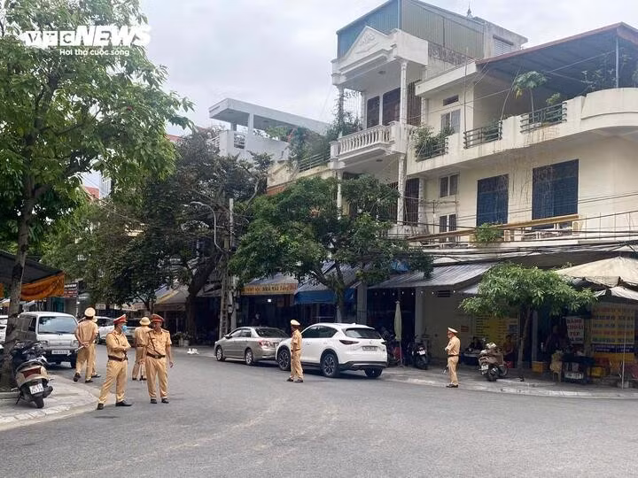 Lực lượng CSGT được huy động đến khu vực đường Đào Duy Từ (TP Thanh Hoá) hỗ trợ đảm bảo an toàn giao thông, an ninh trật tự trong thời gian thực hiện khám xét nơi ở của ông trùm Vi "ngộ".
